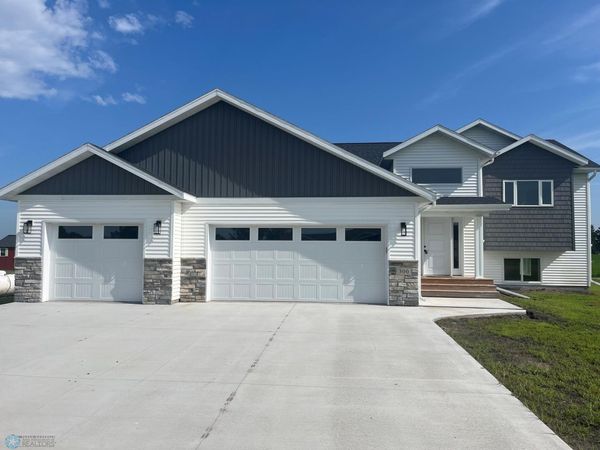 300 Prairie Drive N, Hankinson, ND 58041