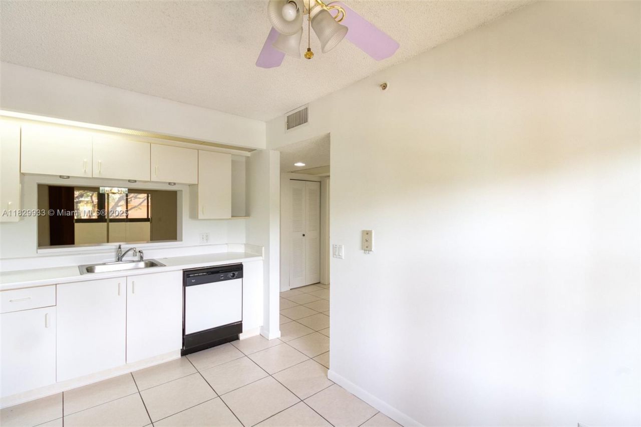 571 SW 142nd Ave, Unit 209O, Pembroke Pines, FL 33027 Photo