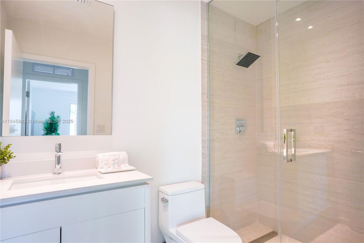 201 Sunrise Drive, Unit 102, Key Biscayne, FL 33149 Photo