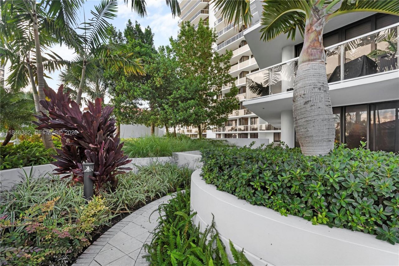 20281 E Country Club Dr, Unit 207, Aventura, FL 33180 Photo