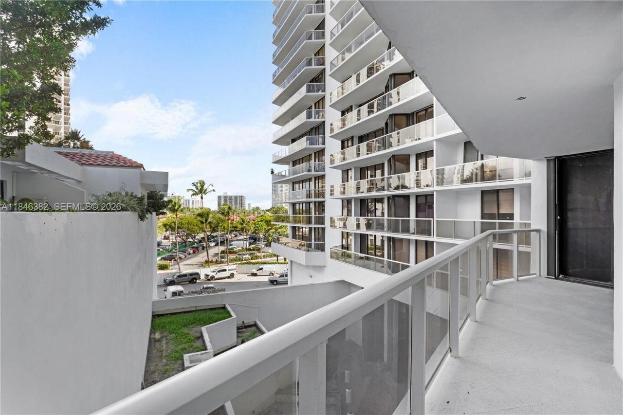 20281 E Country Club Dr, Unit 207, Aventura, FL 33180 Photo