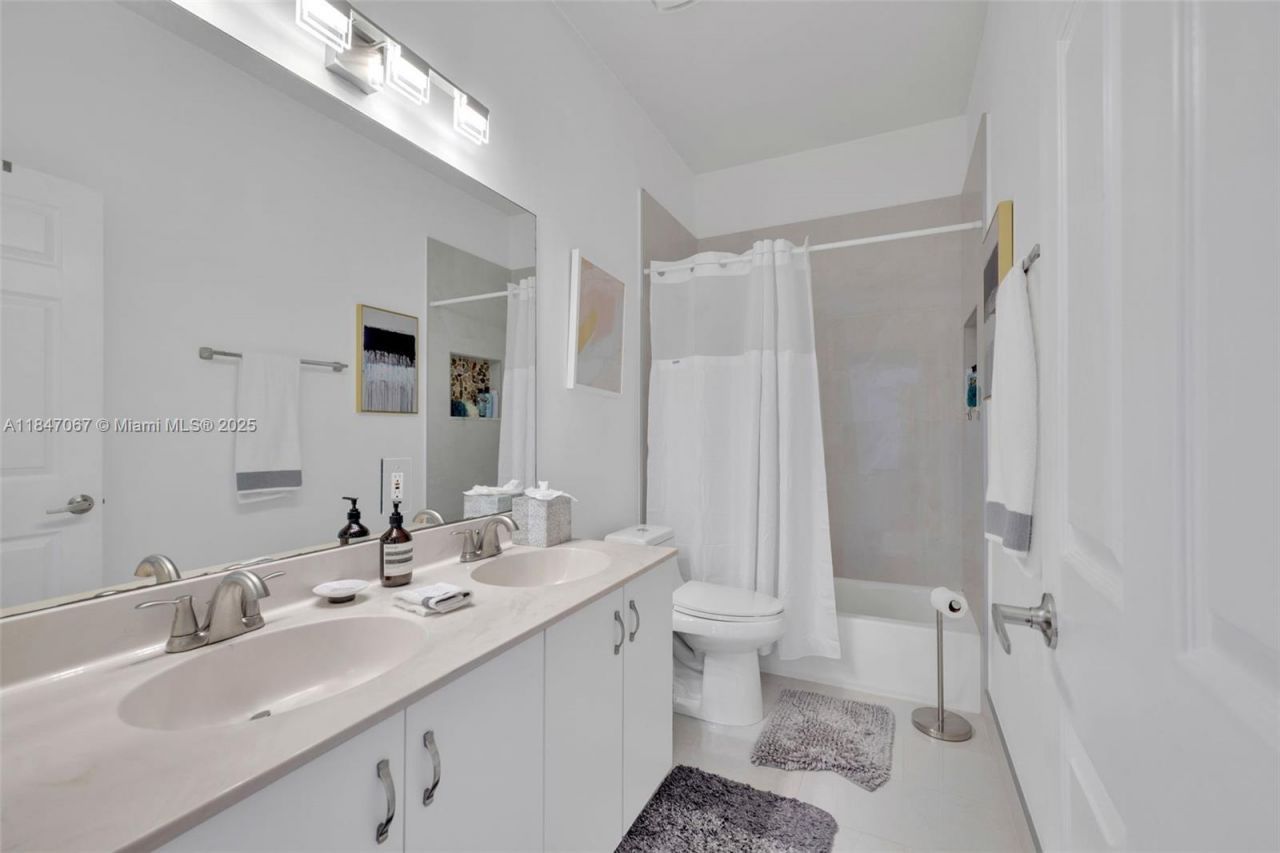 7301 NW 107th Pl, Doral, FL 33178 Photo