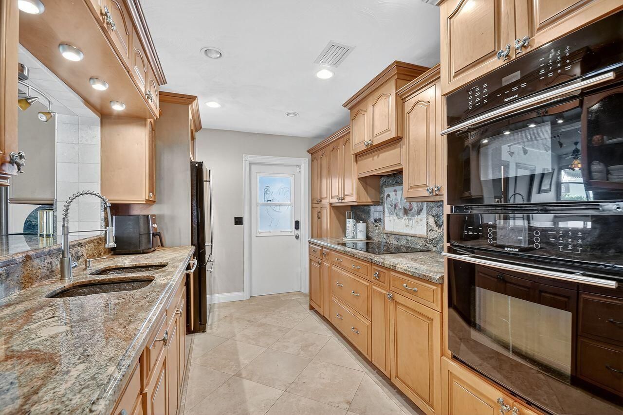 133 Greenbrier Drive, Palm Springs, FL 33461 Photo