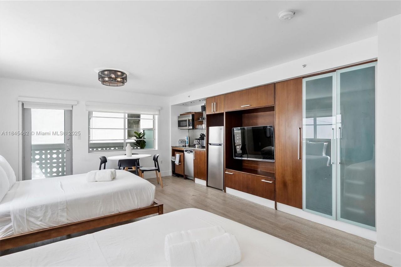 1024 Ocean Dr, Unit A207, Miami Beach, FL 33139 Photo