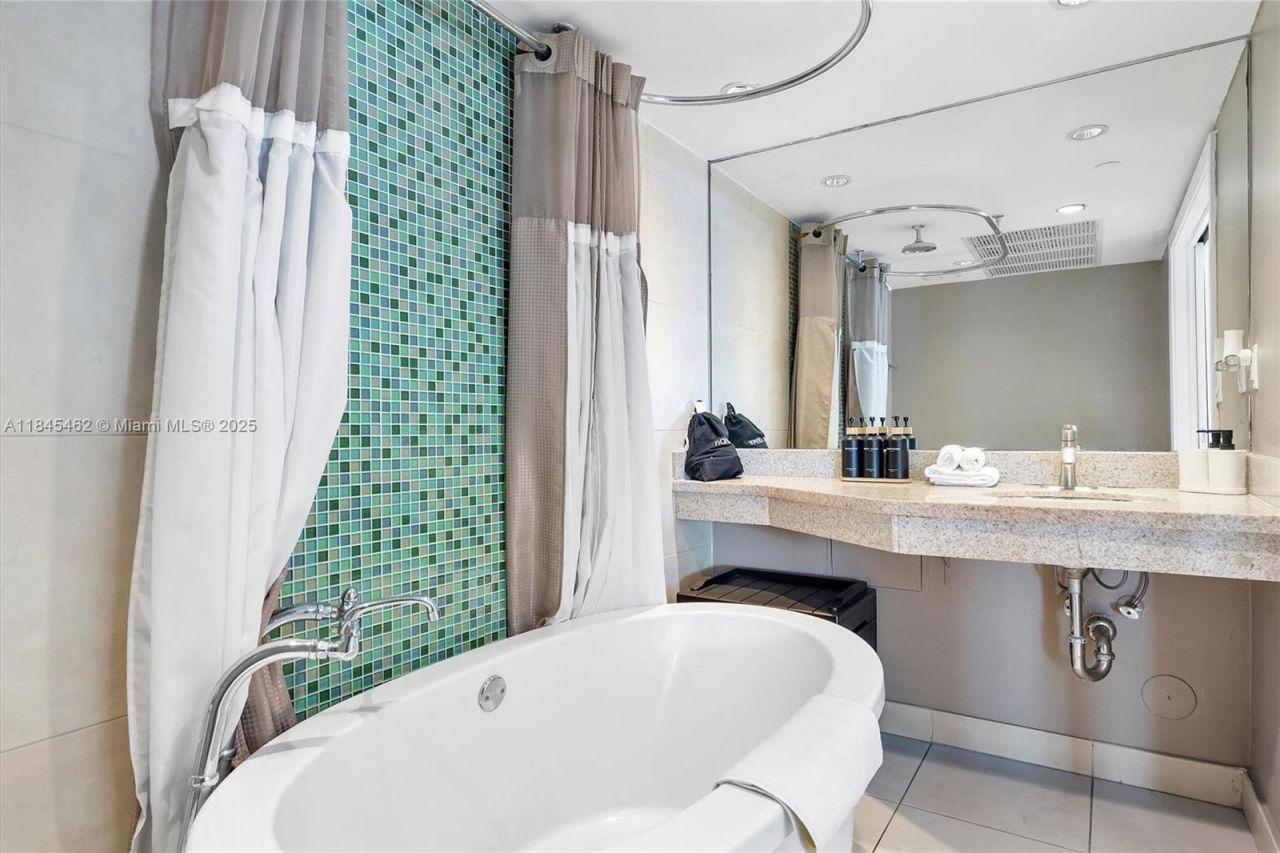 1024 Ocean Dr, Unit A207, Miami Beach, FL 33139 Photo