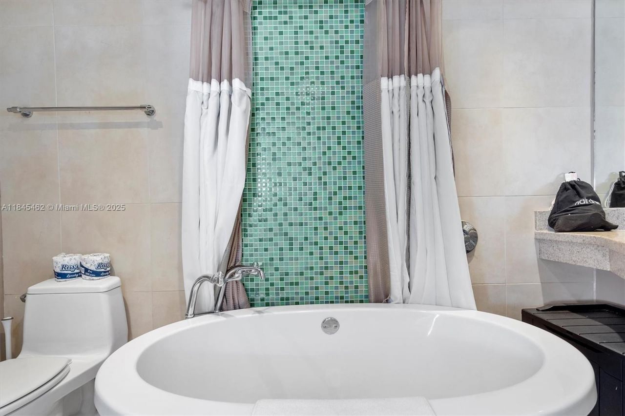 1024 Ocean Dr, Unit A207, Miami Beach, FL 33139 Photo