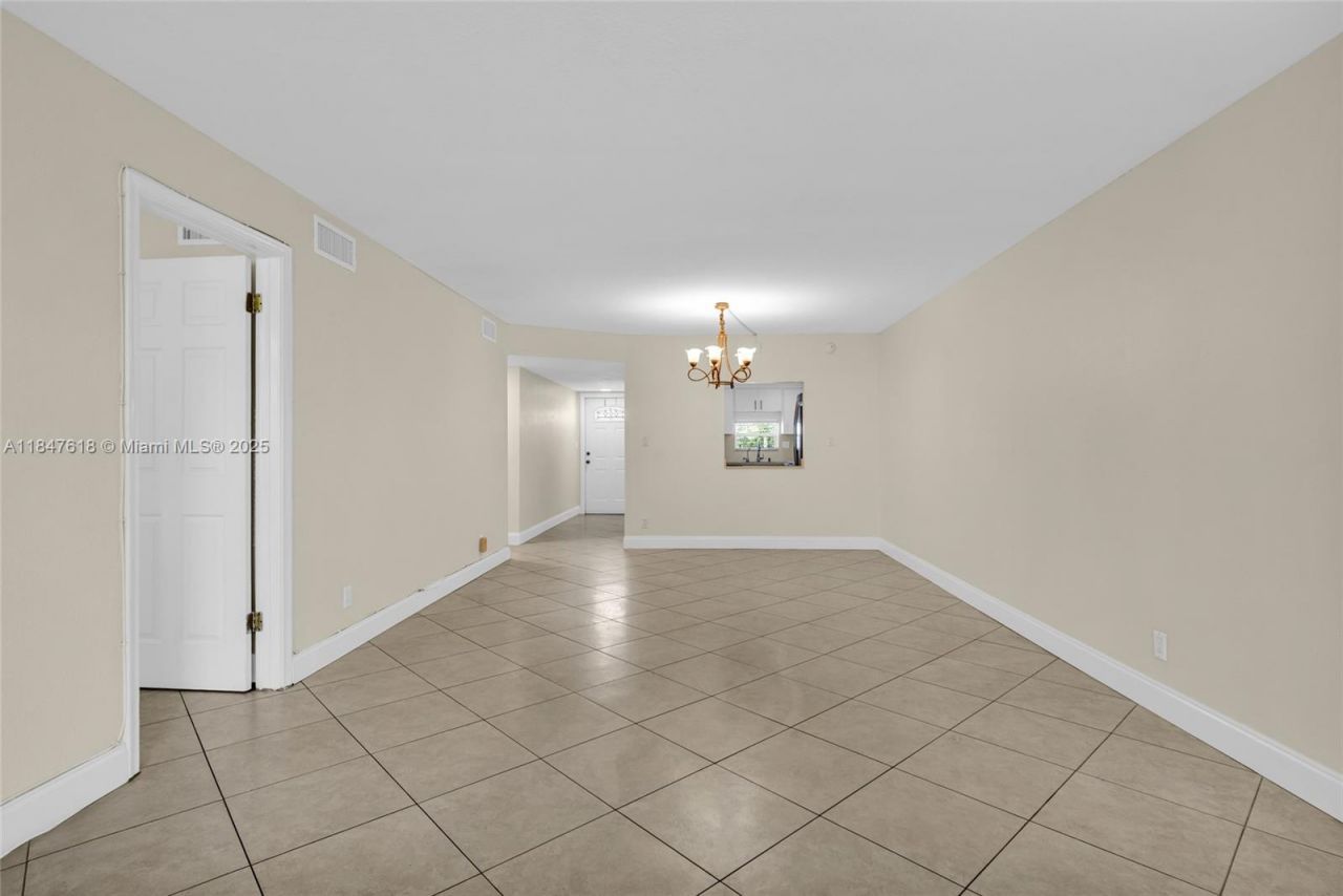 681 S Hollybrook Dr, Unit 109, Pembroke Pines, FL 33025 Photo