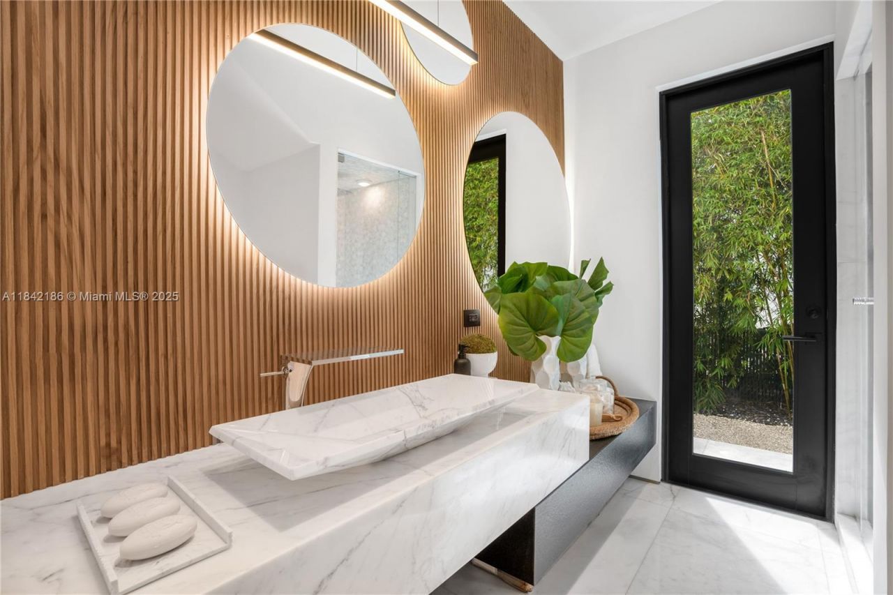 4241 Palm Ln, Miami, FL 33137 Photo