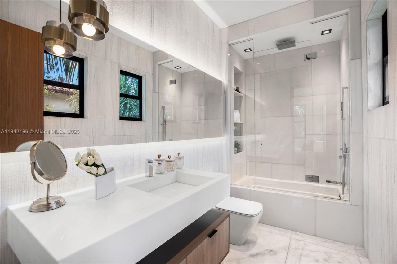 4241 Palm Ln, Miami, FL 33137 Photo