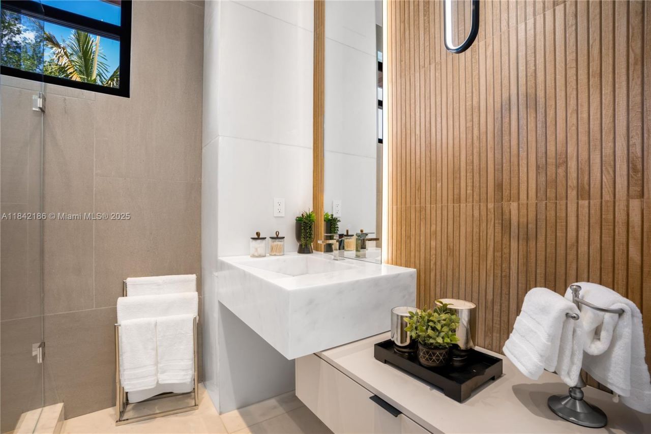 4241 Palm Ln, Miami, FL 33137 Photo