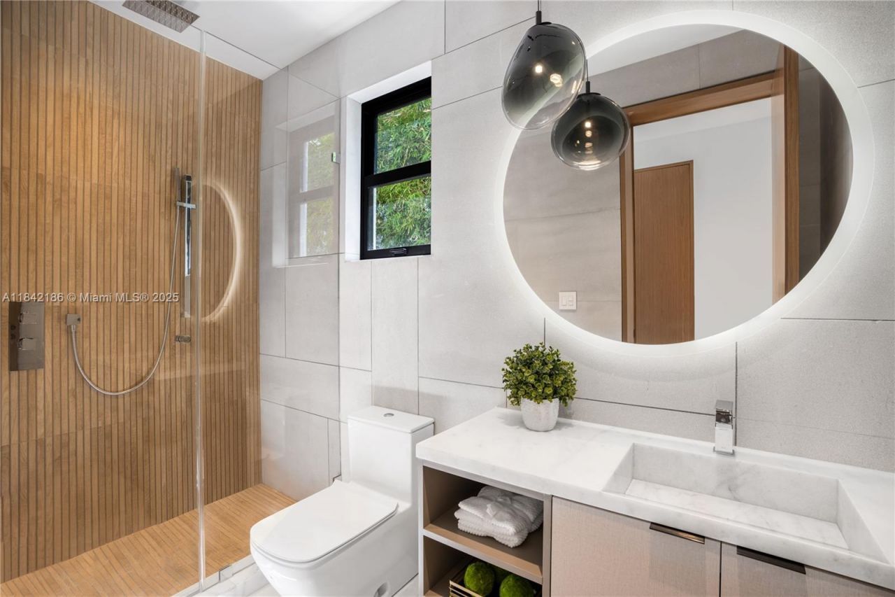 4241 Palm Ln, Miami, FL 33137 Photo