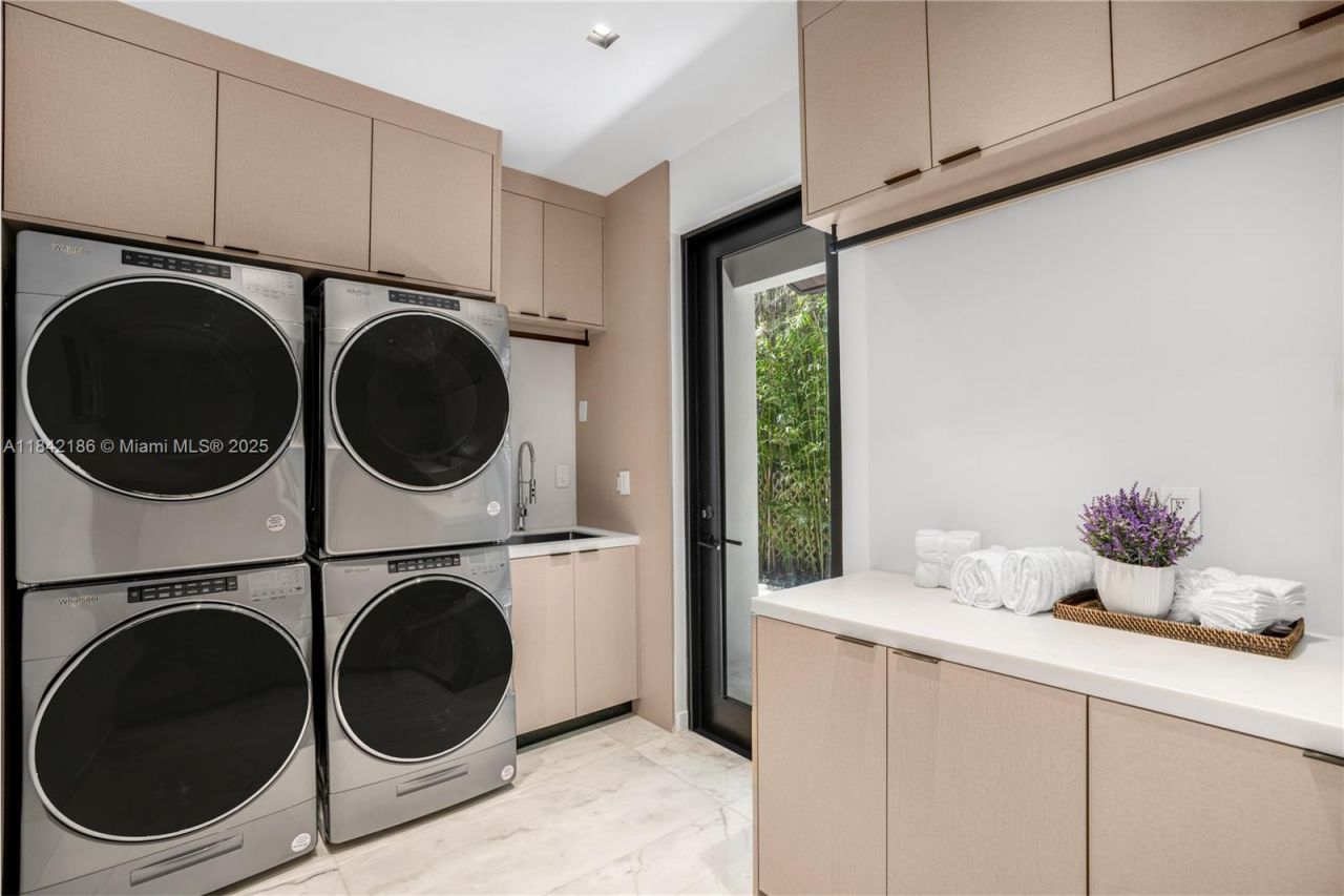 4241 Palm Ln, Miami, FL 33137 Photo