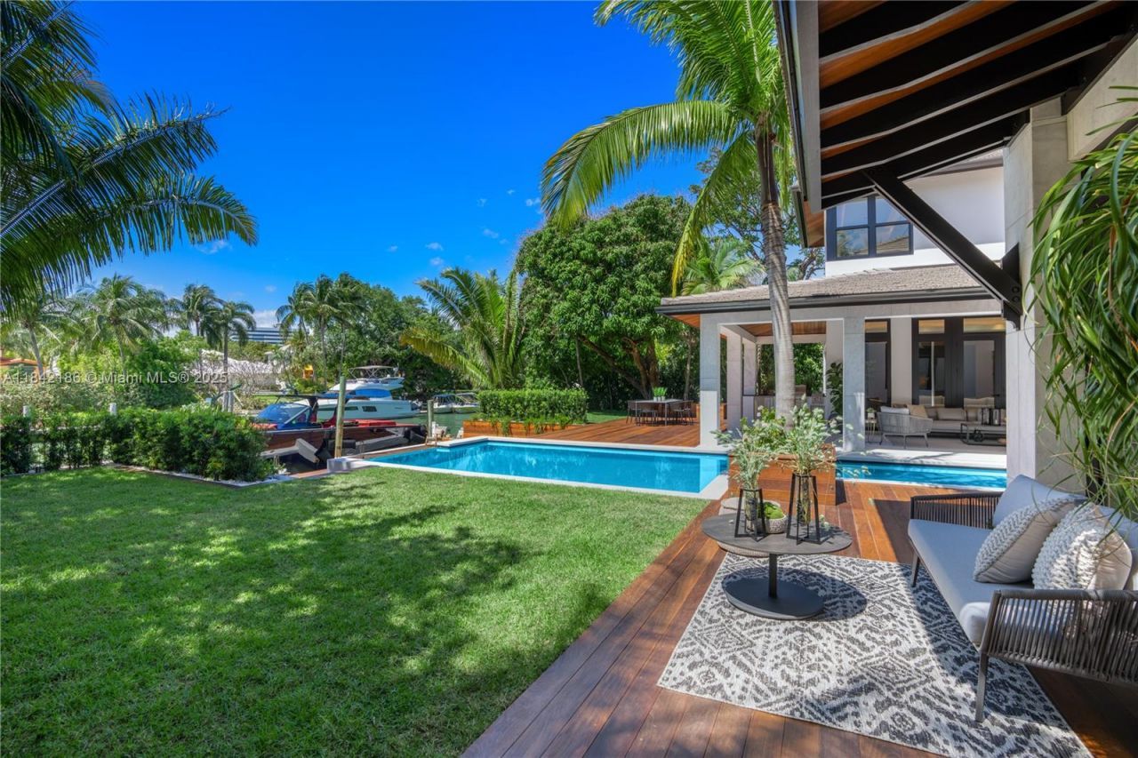 4241 Palm Ln, Miami, FL 33137 Photo