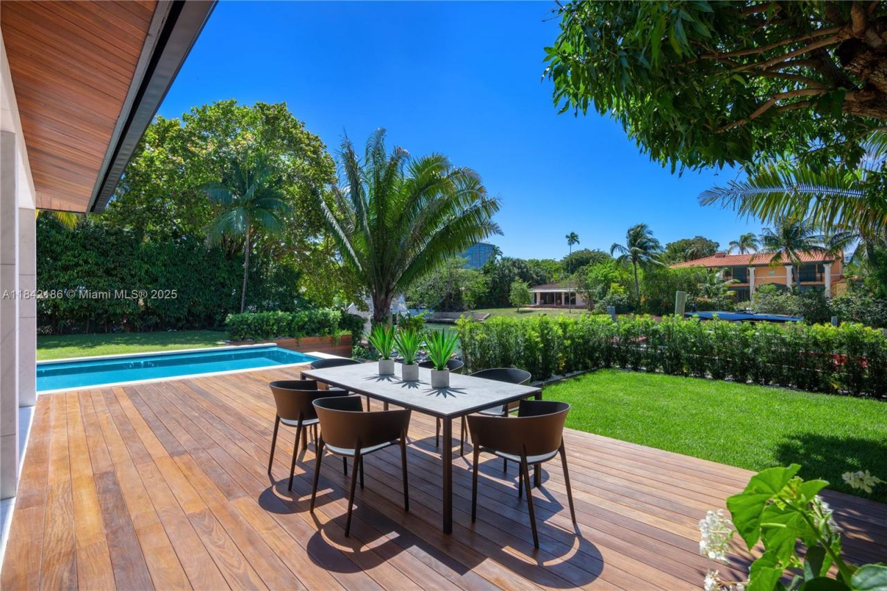 4241 Palm Ln, Miami, FL 33137 Photo