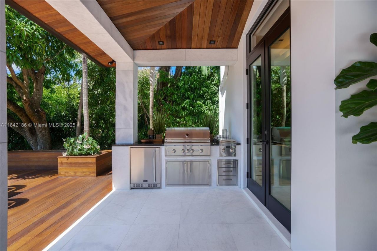 4241 Palm Ln, Miami, FL 33137 Photo