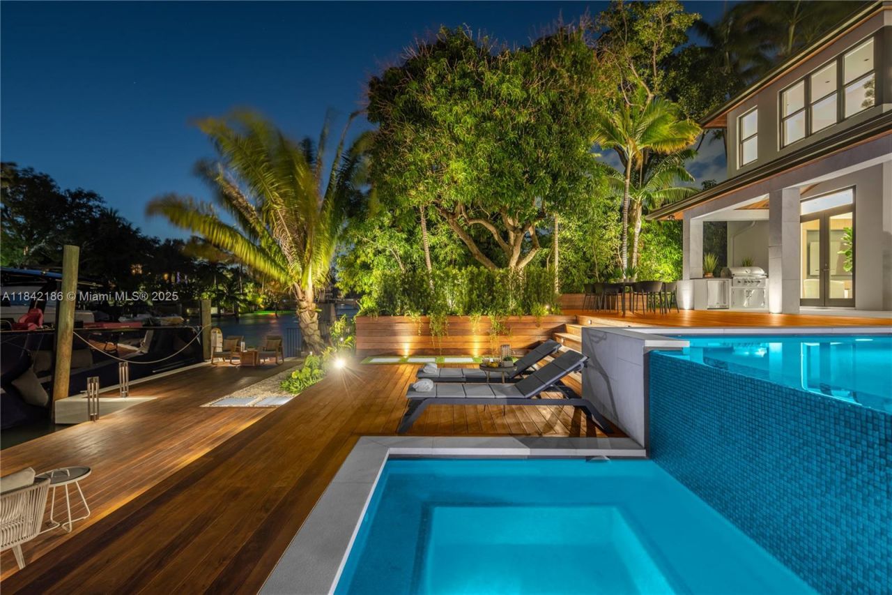 4241 Palm Ln, Miami, FL 33137 Photo