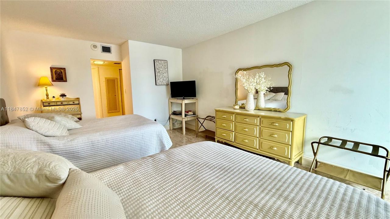 100 Bayview Dr, Unit 429, Sunny Isles Beach, FL 33160 Photo