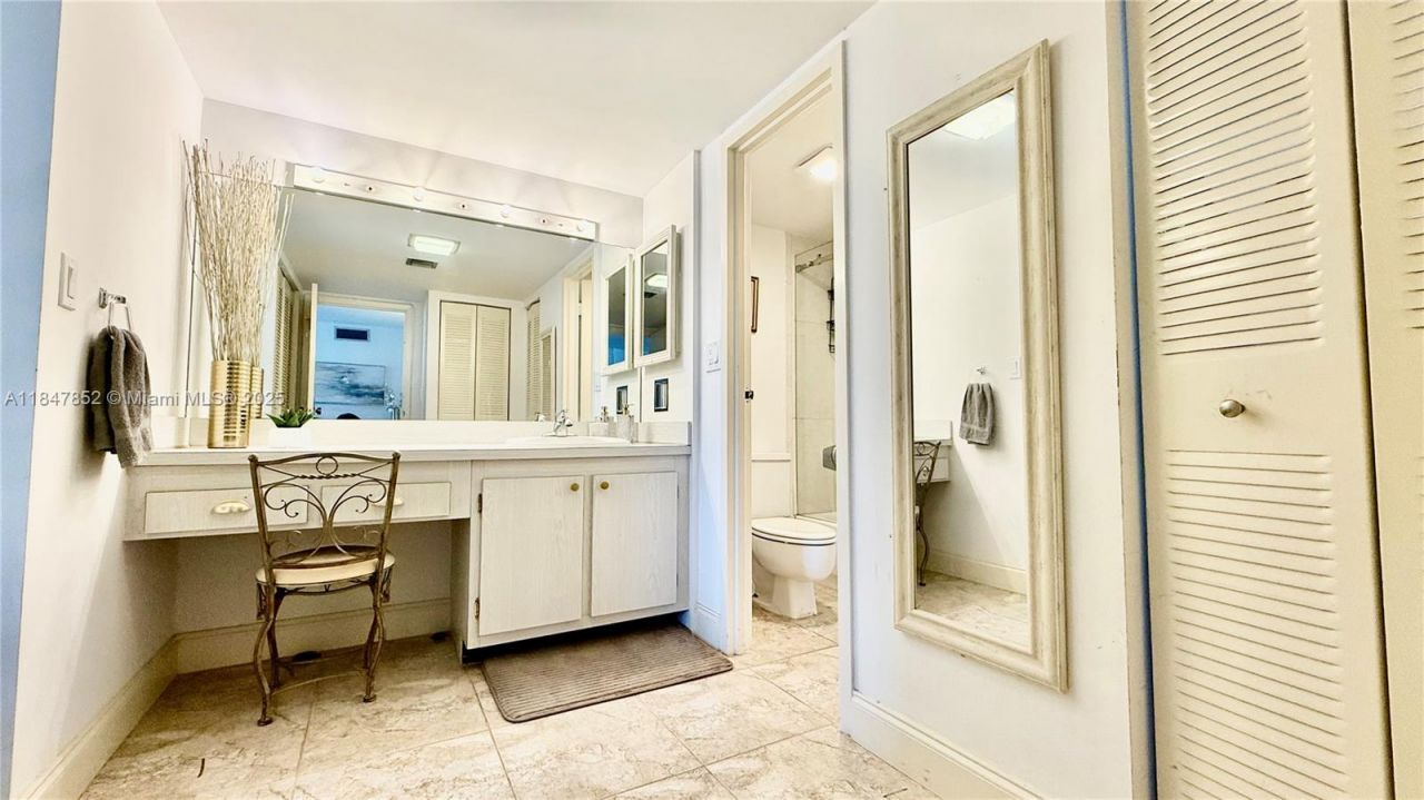 100 Bayview Dr, Unit 429, Sunny Isles Beach, FL 33160 Photo