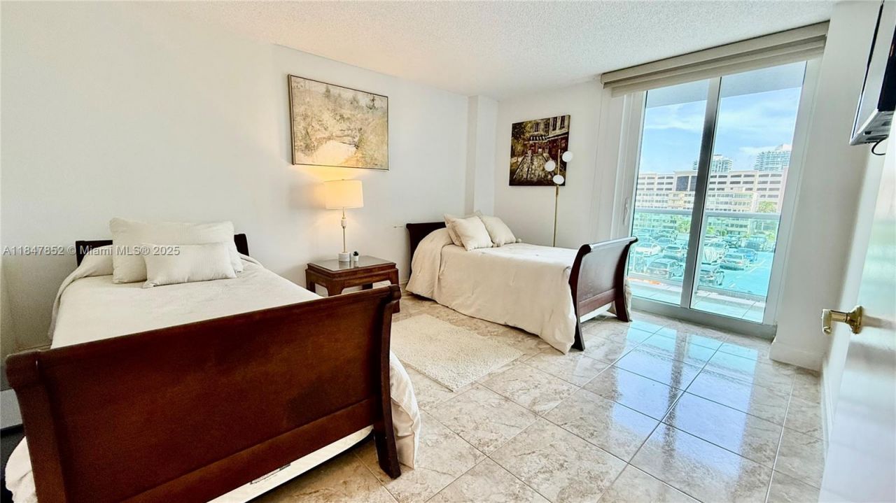 100 Bayview Dr, Unit 429, Sunny Isles Beach, FL 33160 Photo