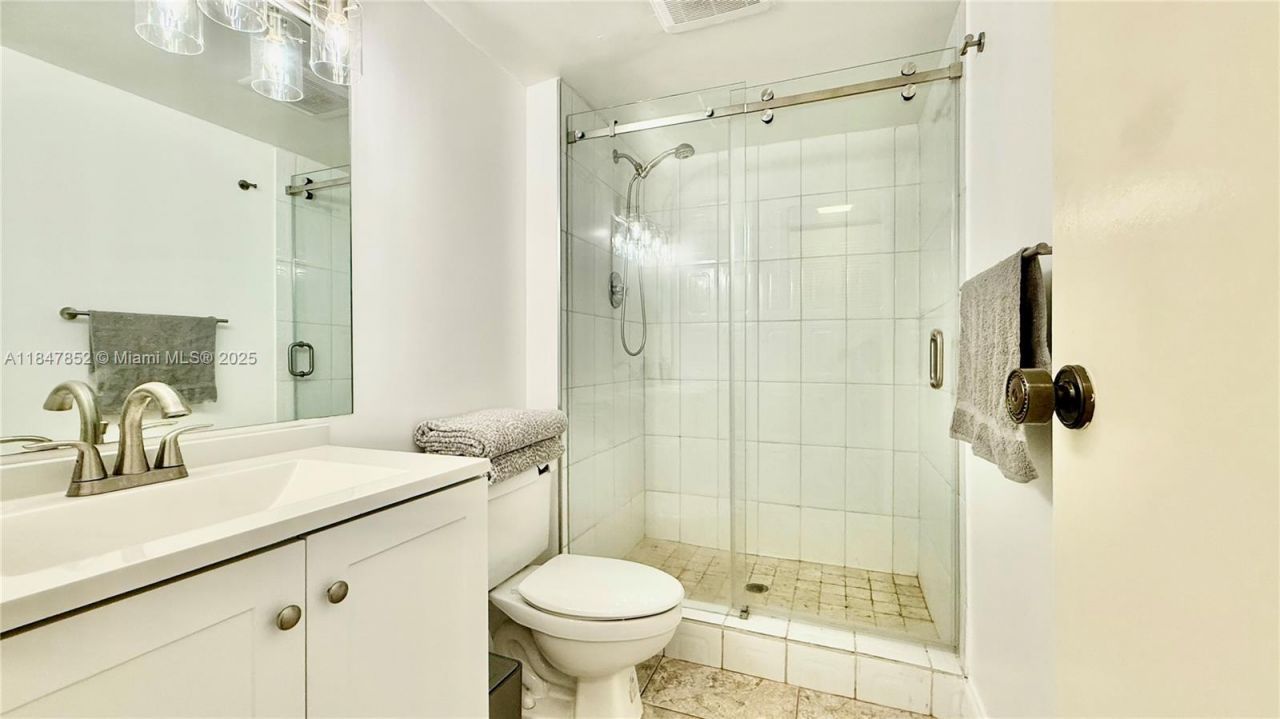 100 Bayview Dr, Unit 429, Sunny Isles Beach, FL 33160 Photo