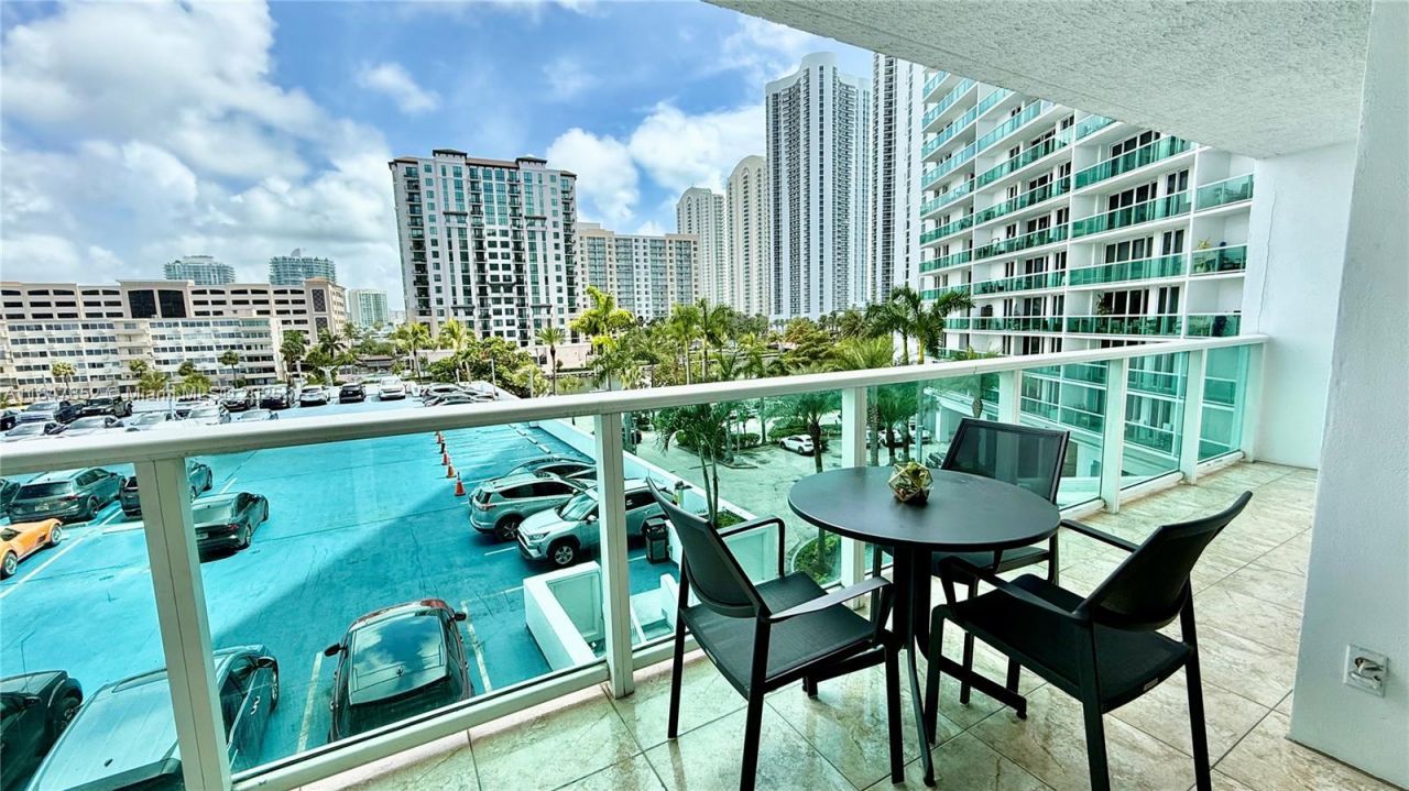 100 Bayview Dr, Unit 429, Sunny Isles Beach, FL 33160 Photo