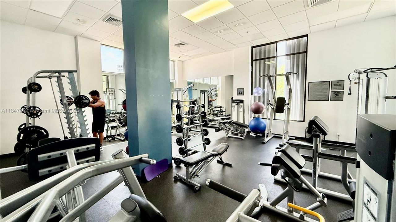 100 Bayview Dr, Unit 429, Sunny Isles Beach, FL 33160 Photo