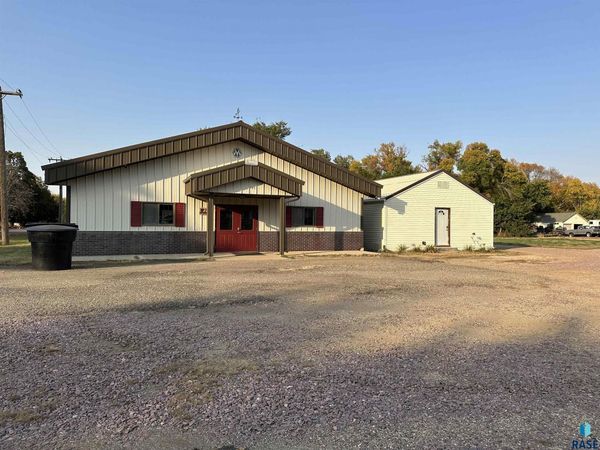700 E 6th St, Freeman, SD 57029
