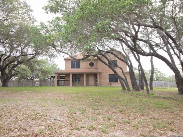 797 KILLARNEY RD, Floresville, TX 78114