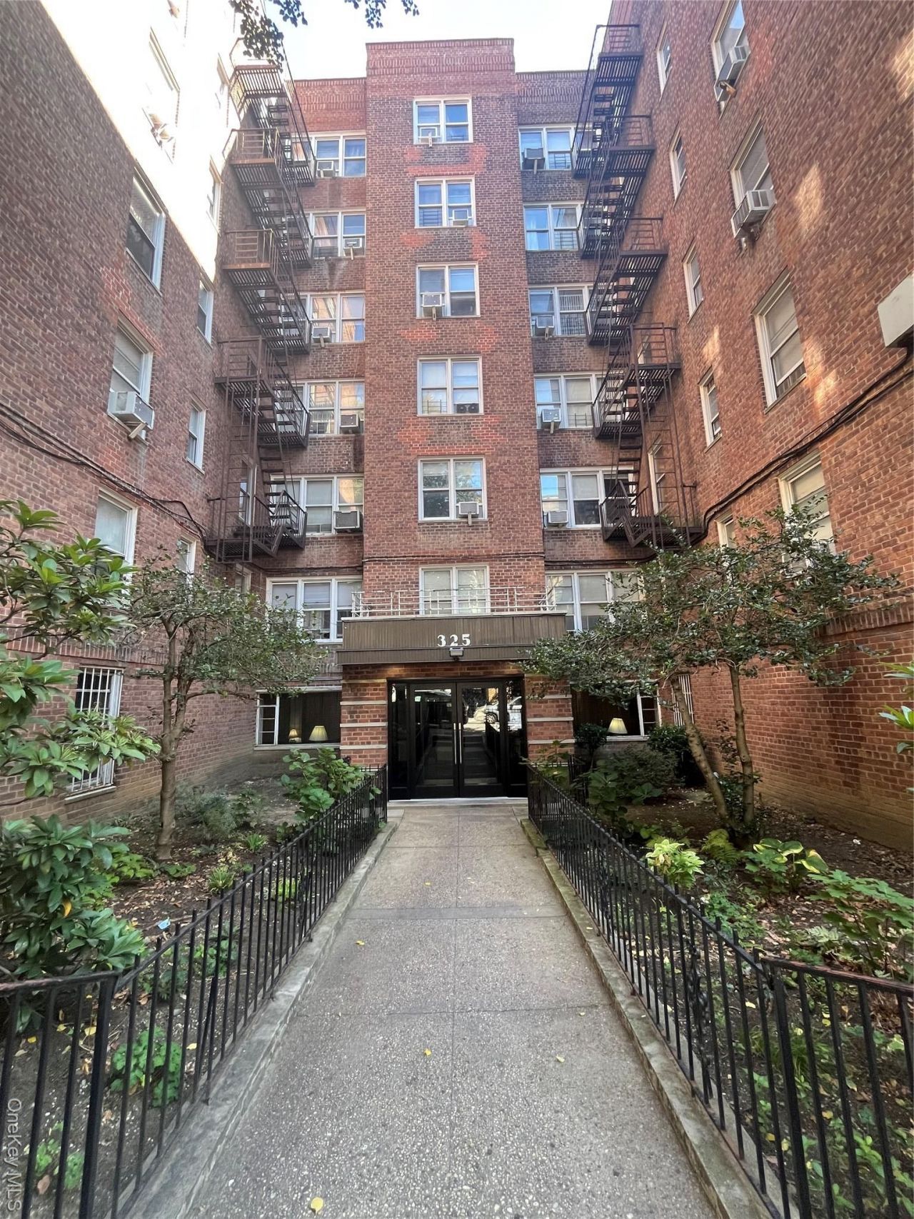 325 E 201 Street, Unit 4D, Bronx, NY 10458 Main Photo