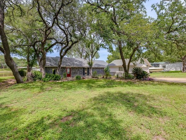 214 Island Lodges DR, Buchanan Dam, TX 78609