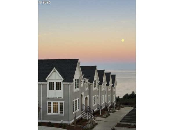 1152 NE Seascape AVE, Unit 13, Depoe Bay, OR 97341