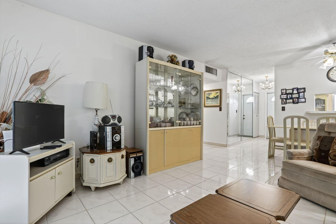 5111 W Oakland Park Boulevard, Unit 201, Lauderdale Lakes, FL 33313 Photo