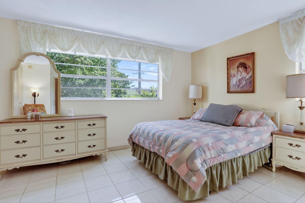 5111 W Oakland Park Boulevard, Unit 201, Lauderdale Lakes, FL 33313 Photo