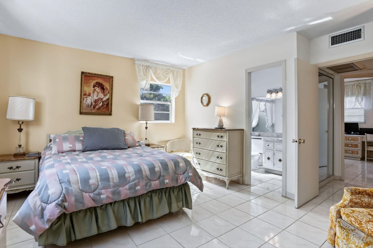 5111 W Oakland Park Boulevard, Unit 201, Lauderdale Lakes, FL 33313 Photo