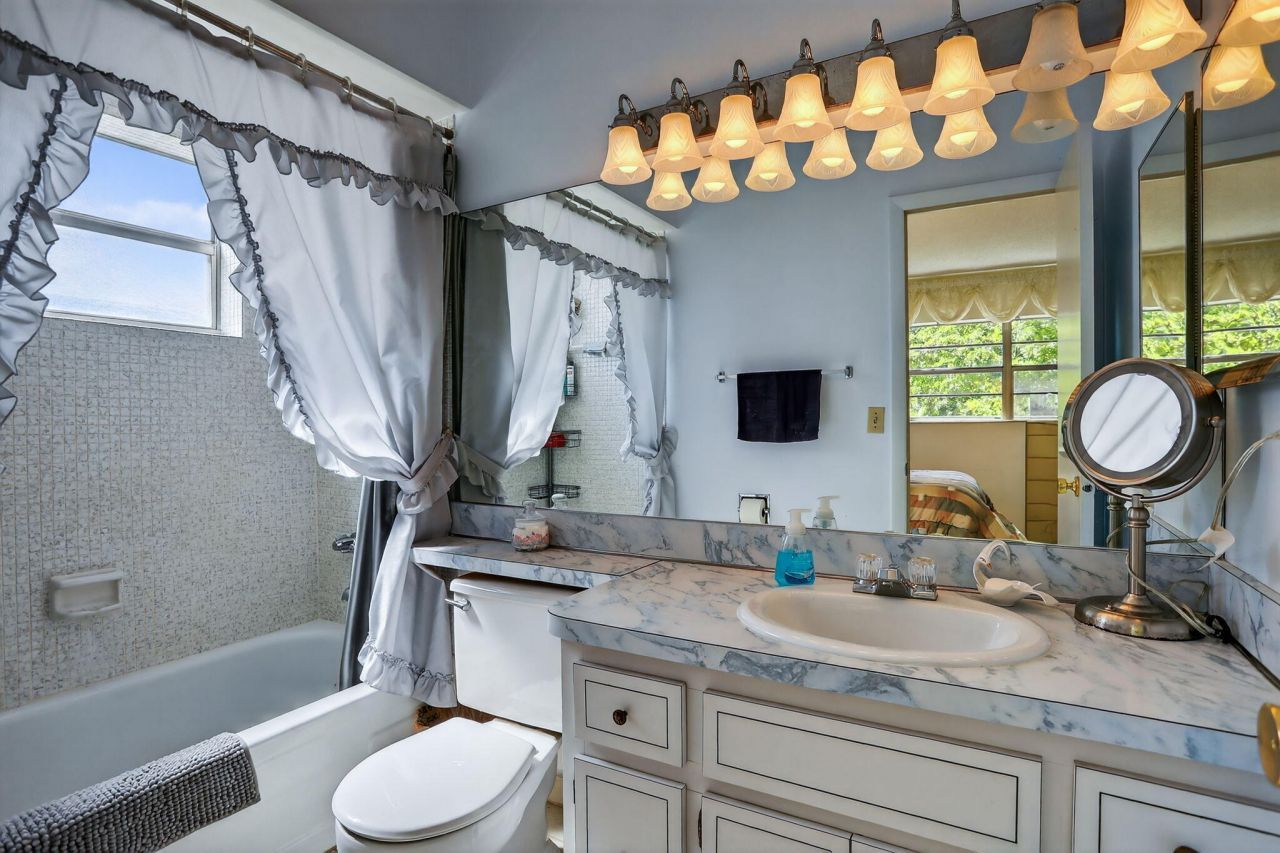 5111 W Oakland Park Boulevard, Unit 201, Lauderdale Lakes, FL 33313 Photo