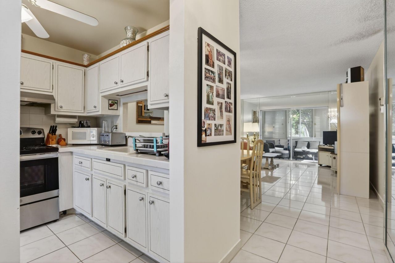5111 W Oakland Park Boulevard, Unit 201, Lauderdale Lakes, FL 33313 Photo