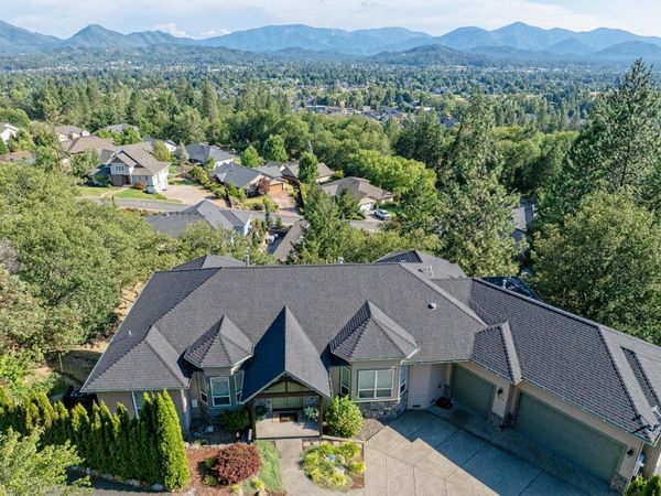 1893 NW Sunview Place, Grants Pass, OR 97526