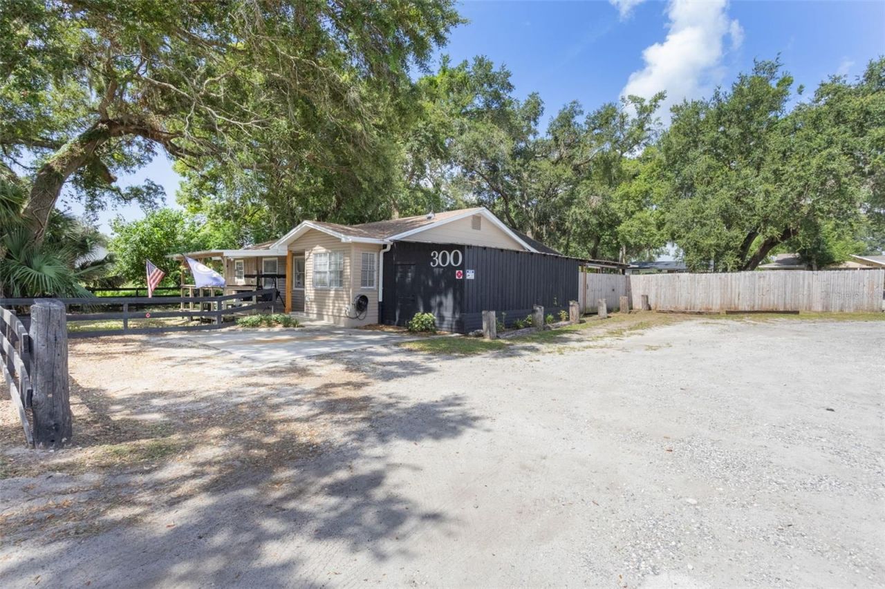 300 N Dixie Avenue, Fruitland Park, FL 34731 Photo