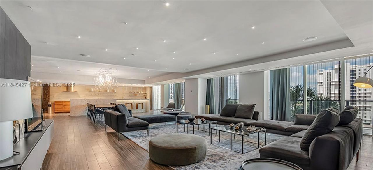 88 SW 7th St, Unit 2305, Miami, FL 33130 Photo