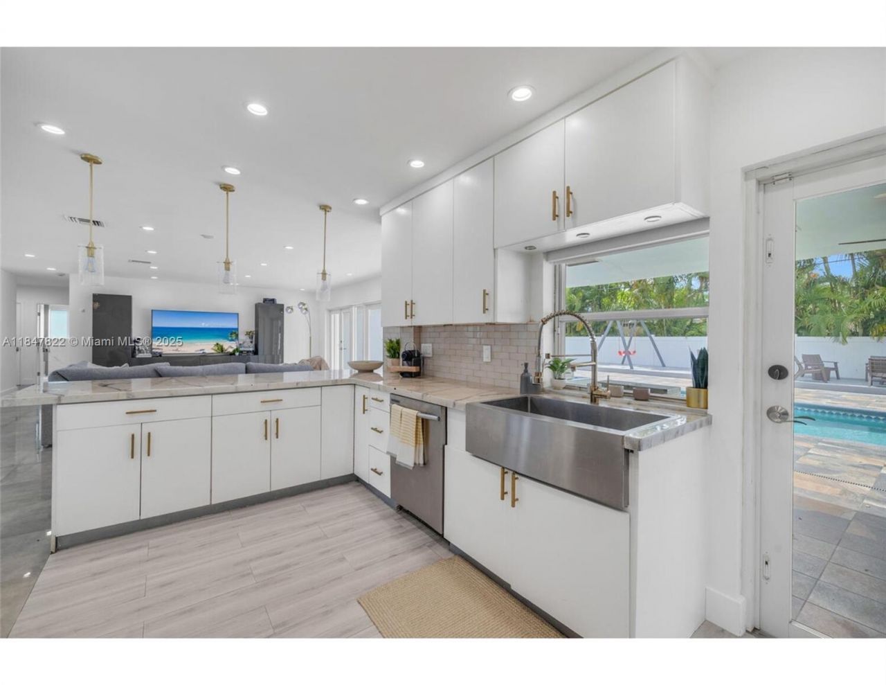 19810 NE 22nd Av, Miami, FL 33180 Photo