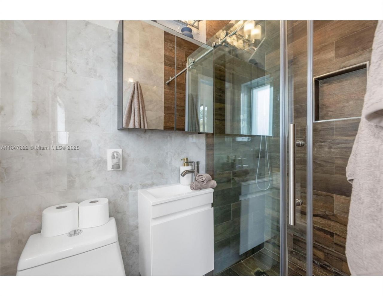 19810 NE 22nd Av, Miami, FL 33180 Photo