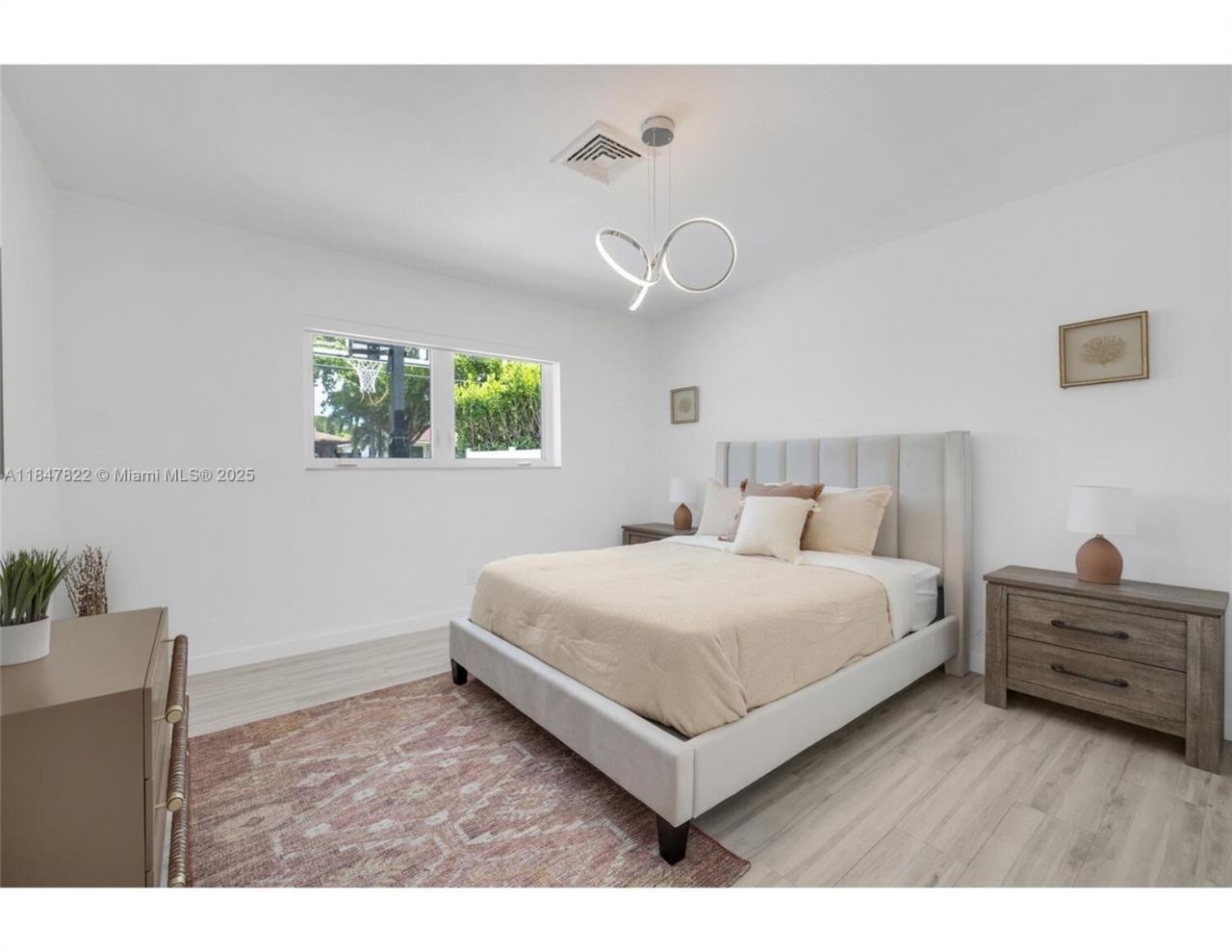 19810 NE 22nd Av, Miami, FL 33180 Photo