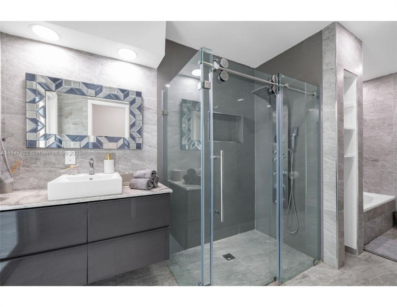 19810 NE 22nd Av, Miami, FL 33180 Photo