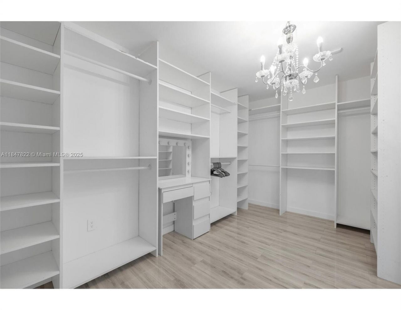 19810 NE 22nd Av, Miami, FL 33180 Photo