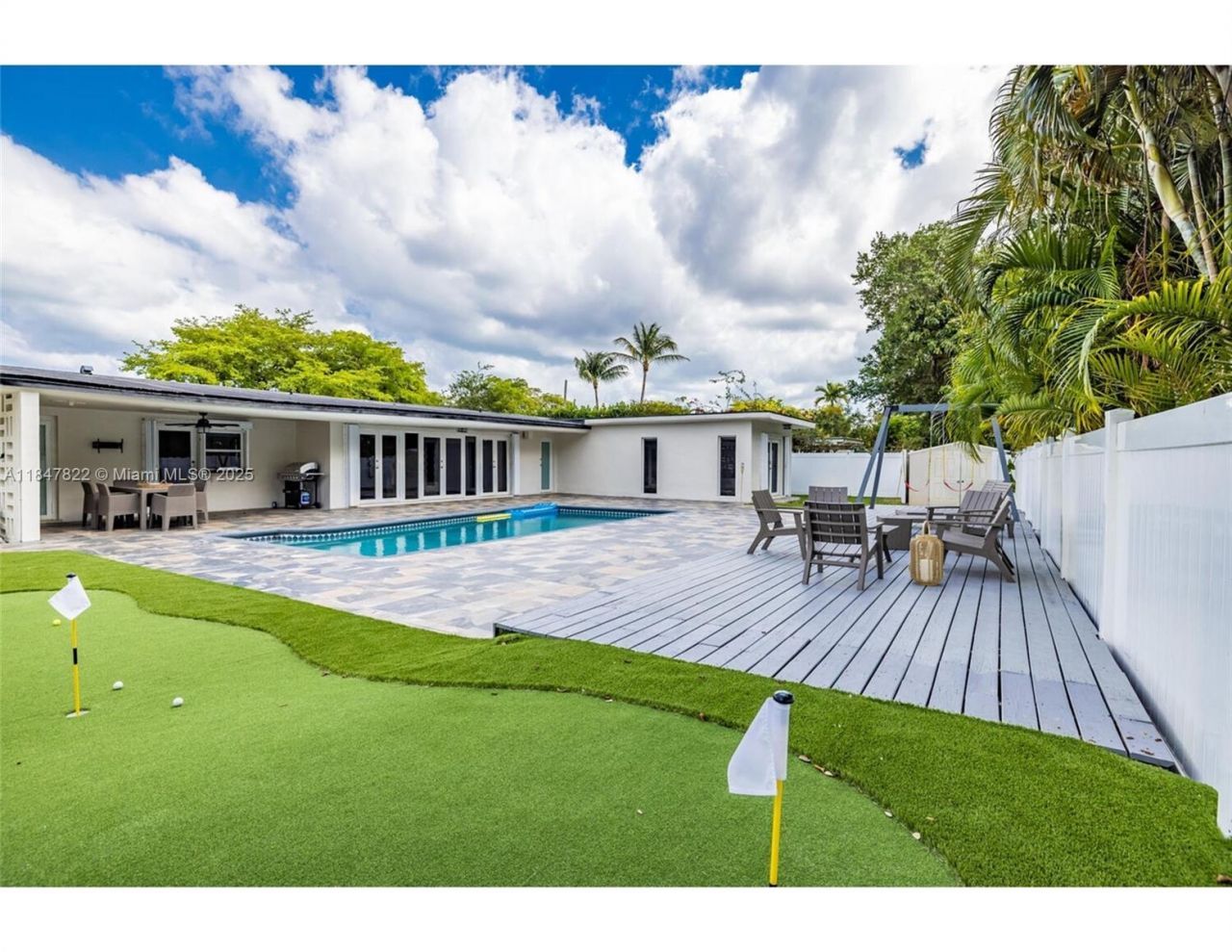 19810 NE 22nd Av, Miami, FL 33180 Photo