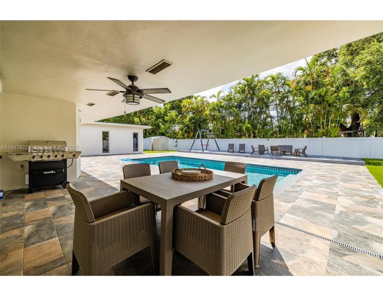 19810 NE 22nd Av, Miami, FL 33180 Photo