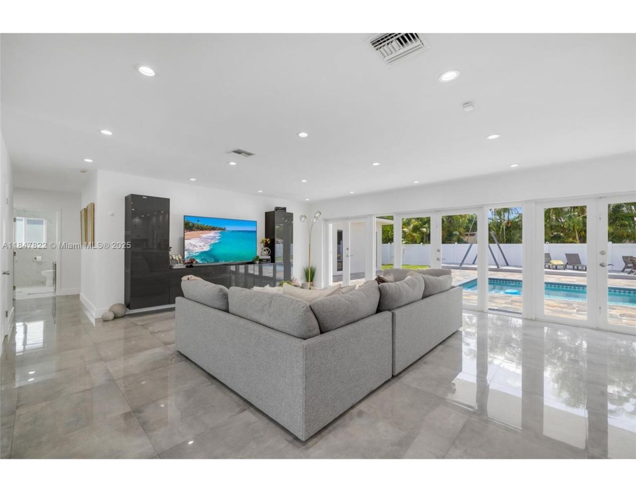 19810 NE 22nd Av, Miami, FL 33180 Photo