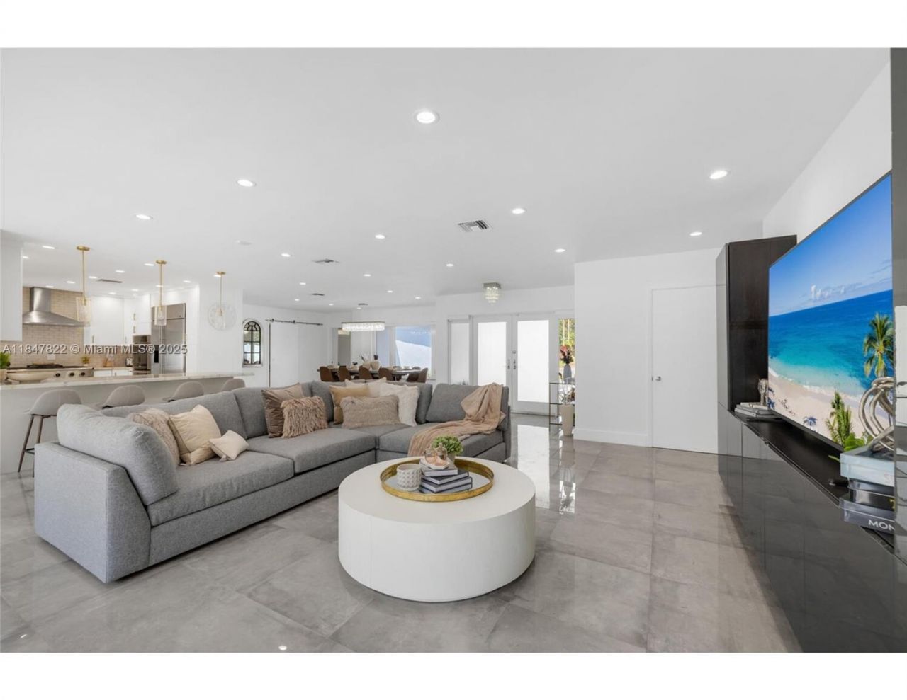 19810 NE 22nd Av, Miami, FL 33180 Photo