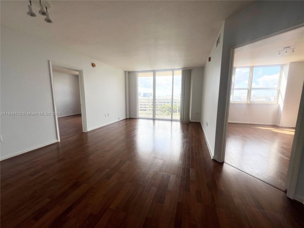 19501 W Country Club Dr, Unit 712, Aventura, FL 33180 Photo