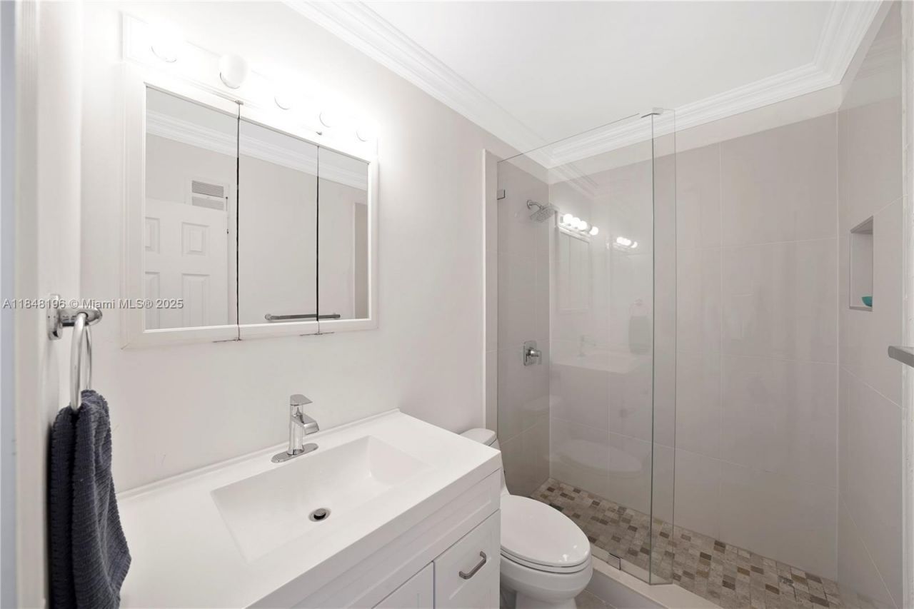 900 Atlantic Shores Blvd, Unit 215, Hallandale Beach, FL 33009 Photo